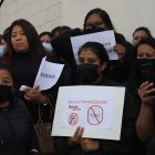 Los padres de familia fueron con carteles hasta el colegio, para pedir respuestas.