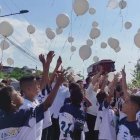 Los globos blancos de los alumnos de la escuela de fútbol Victoria para su mentor Juan Carlos Macías.
