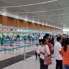 Los pasajeros llegan con incertidumbre a la terminal aérea, pese a que los vuelos se restablecieron.