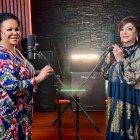 Eva Ayllon y Paulina Tamayo, durante un ensayo previo a su presentación. Ambas cumplen 52 años de vida artística.