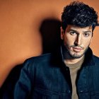 Cada vez más artistas revelan sin tabúes lo que viven bajos las sábanas. El intérprete de 'Tacones Rojos' deja boquiabierta a sus fans.