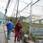 Vecinos temen que un día los ‘tallarines’ les caigan en la cabeza.