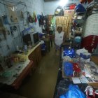 Elsa Ruiz caminaba en la laguna en que se convirtió su vivienda, ubicada en Sauces. Pasaron toda la madrugada sacando el agua.