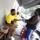 Julia Nazareno atendió a sus clientes con normalidad junto a su sobrino Gilbert, a pesar de la fuerte lluvia.