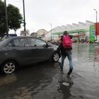 Julio se fue a pie de su casa al hospital Francisco de Icaza, para llevar medicina a su hija que está internada allí.