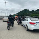 El individuo trató de escapar, se bajó del auto y salió corriendo, cayó en la calle de al frente.