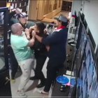 El ataque al guardia de seguridad quedó grabado en el sistema de vigilancia de la recepción del edificio.