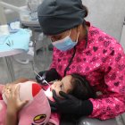 Carla Romo Olvera, odontopediatra y docente de la Universidad de Guayaquil, expone sobre los errores durante el cepillado de dientes.