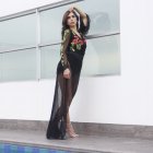 Al más puro estilo de las celebridades, luce un vestido transparente en tu próximo evento nocturno.