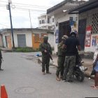 Uniformados hacen revisiones a transeúntes que van por el barrio.