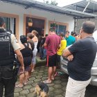 En el sitio del cantón El Carmen, los vecinos tienen una mezcla de ira y dolor.