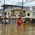 Los habitantes tratan de cruzar con cuidado las calles, algunos van de dos en dos o con palos, para evitar caídas.