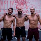 Sebastián (i) y Andrés (d) Alvarado son amigos de Vera y forman parte de su equipo.