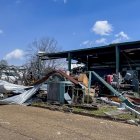 Un edificio dañado por un tornado en Amory, Mississippi, EE. UU., 25 de marzo de 2023. Al menos 23 personas han muerto después de que un tornado nocturno y un brote de clima severo arrasaran el estado estadounidense de Mississippi.