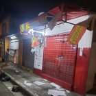 La explosión ocasionó daños en la puerta principal de la carnicería.