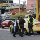Los taxistas que fueron víctimas de los pistoleros colaboran con la policía para ubicarlos y detenerlos.