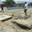 Este es el panorama en la entrada del barrio Altamira de Playas. Tierra, huecos y desniveles.