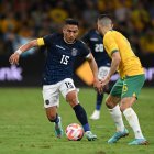 Sydney (Australia), 24/03/2023.- Mitchell Duke (R) of Australia in action against Angel Mena of Ecuador during the soccer friendly match between Australia and Ecuador in Sydney, Australia 24 March 2023. (Futbol, Amistoso) EFE/EPA/DEAN LEWINS AUSTRALIA AND NEW ZEALAND OUT
