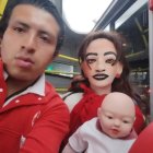 Cristian Montenegro viaja en autobuses con su familia de trapo.