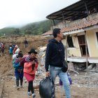 Decenas de habitantes han tenido que evacuar algunas zonas por el peligro.