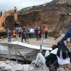 Las personas están a la expectativa de poder encontrar a sus seres queridos.