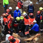 Siguen rescatando personas en el deslave de Alausí.