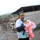 Un gatito fue rescatado luego de dos días del deslave en Alausí.
