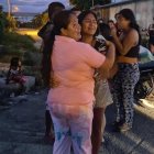 Familiares de los fallecidos lloran por sus seres queridos, quienes fueron víctimas de ataques armados.