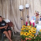 Con unas velas encendidas frente a sus fotos, oran para encontrar a José Sebastián Mero Quijije.