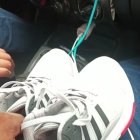 Compró un par de zapatos del mismo pie.