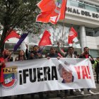 Miembros de la UNE llegaron a la Corte Constitucional para exigir el juicio político.