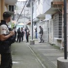 Agentes policiales llegaron al sector para indagar el crimen.