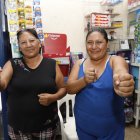 Yolanda y Johana pagan $ 200 de alquiler del local en la Portete. Dicen que ‘la sudan’ para reunir el dinero, por eso defienden su tienda de los ‘choros’.