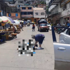 Mientras la Policía realizaba el levantamiento del cuerpo, a dos cuadras se registró una balacera entre uniformados y supuestos antisociales.