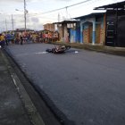 En la calzada quedó el cuerpo sin vida de Carlos. Proyectiles traspasaron su casco.