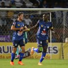 Delfín y Emelec disputan un buen encuentro en el estadio Reales Tamarindos de Portoviejo. El marcador se encuentra 1-1.