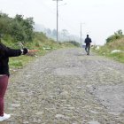 La calle se suele llenar de neblina por las mañanas. Esto les convierte a los vecinos  en presas fáciles de la delincuencia.