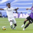 El defensa del Real Madrid, Camavinga disputa el balón ante el delantero ecuatoriano Gonzalo Plata (d) del Real Valladolid.