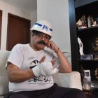 Mosquito Mosquera se mira la mano y lamenta la mala fortuna que hizo que perdiera su meñique derecho.