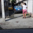 Los rastros de sangre aún se observan en la vereda por donde trataron de huir de las balas los venezolanos.