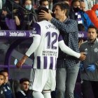 El técnico Pacheta (d) tenía al tricolor Gonzalo Plata (i) como uno de sus titulares fijos.