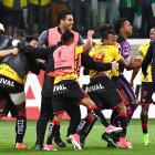 PALMEIRAS PERDIÓ EN PENALES FRENTE A BARCELONA, EN EL ESTADIO ALLIANZ PARQUE EN BRASIL, EN EL MARCO DEL PARTIDO PARA LA CLASIFICACIÓN A LOS CUARTOS DE FINAL DE LA COPA LIBERTADORES DE AMÉRICA.
Futbolistas de Barcelona de Ecuador celebran después de derrotar al Palmeiras de Brasil en una tanda de penaltis en el partido de fútbol 2017 Copa Libertadores celebrado en el estadio Allianz Parque en Sao Paulo, Brasil, el 9 de agosto de 2017. / AFP / NELSON ALMEIDA FBL-LIBERTADORES-PALMEIRAS-Barcelona.


Ecuador's Barcelona footballers celebrate after defeating Brazil's Palmeiras in a penalty shoot out in their 2017 Copa Libertadores football match held at Allianz Parque stadium in Sao Paulo, Brazil on August 9, 2017. / AFP / NELSON ALMEIDA FBL-LIBERTADORES-PALMEIRAS-BARCELONA.