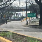 Instante en el que personal de la Policía verificaba qué pasó en la arteria