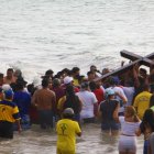 Después de unos seis kilómetros de recorrido, los feligreses participaron del Baño de la Cruz en el océano.