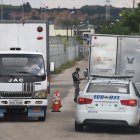 El carro de Medicina Legal entró a la cárcel para retirar los cuerpos de los reos  asesinados.