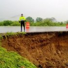 En el tramo dañado se vigila el paso vehicular.
