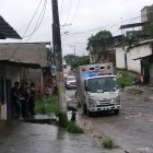 El occiso fue levantado por personal de la Policía y embarcado en el carro de Medicina Legal.
