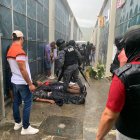 Policías entraron al camposanto ubicado en la vía Perimetral y sometieron a los seis hombres y a la mujer que ‘tapiñaba’ las armas.