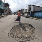 Los baches a lo largo de la calle Pedro Vicente Maldonado, en el suroeste, son más grandes que los mismos vehículos.