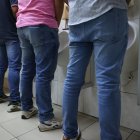 Las urgencias de ir al baño son un indicador de que algo no anda bien en el organismo de un hombre.